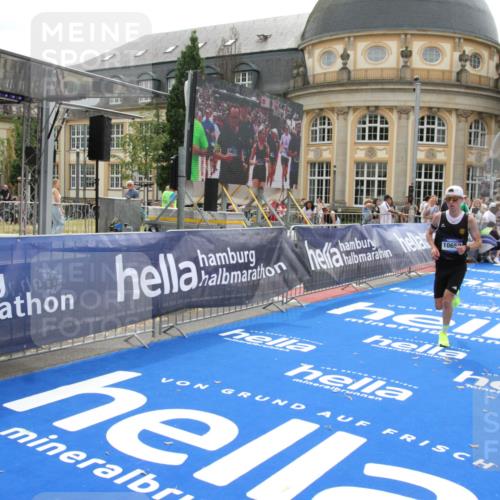 29.06.2025 - hella hamburg halbmarathon Michael Strokosch http://msf.ph/oto/8438434 29.06.2025 10:22:18 Ziel 10650 meine-sportfotos.de