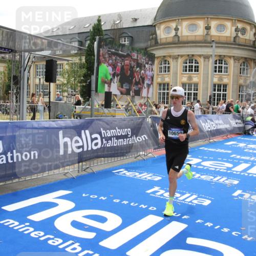 29.06.2025 - hella hamburg halbmarathon Michael Strokosch http://msf.ph/oto/8438465 29.06.2025 10:22:19 Ziel 10650 meine-sportfotos.de