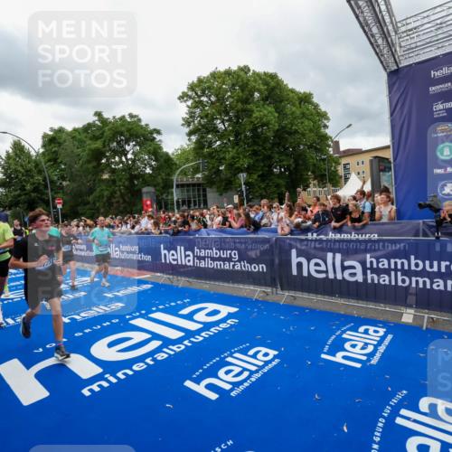 29.06.2025 - hella hamburg halbmarathon Zöllner http://msf.ph/oto/8438468 29.06.2025 10:55:25 Ziel 1130, 2771, 4189, 5287, 5643, 6723, 6938, 8487, 10263, 11184, 12526, 13234, 13236, 13470, 16985, 17603, 17940, 18290, 18380, 18531 meine-sportfotos.de