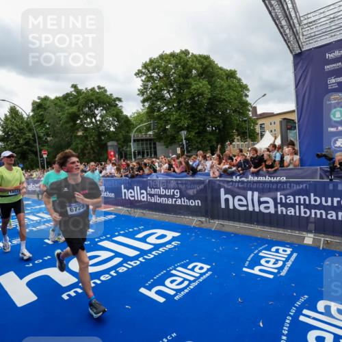 29.06.2025 - hella hamburg halbmarathon Zöllner http://msf.ph/oto/8438479 29.06.2025 10:55:25 Ziel 1130, 2771, 4189, 5287, 5643, 6723, 6938, 8487, 10263, 11184, 12526, 13234, 13236, 13470, 16985, 17603, 17940, 18290, 18380, 18531 meine-sportfotos.de