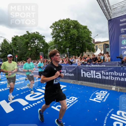 29.06.2025 - hella hamburg halbmarathon Zöllner http://msf.ph/oto/8438484 29.06.2025 10:55:25 Ziel 1130, 2771, 4189, 5287, 5643, 6723, 6938, 8487, 10263, 11184, 12526, 13234, 13236, 13470, 16985, 17603, 17940, 18290, 18380, 18531 meine-sportfotos.de