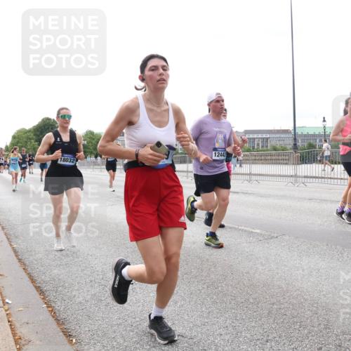 29.06.2025 - hella hamburg halbmarathon Lena Gebhardt http://msf.ph/oto/8438524 29.06.2025 10:29:03 Lombardsbrücke 12442, 18032, 2717, 1230, 1518, 1557, 1869, 2688, 3717, 4161, 4362, 4373, 4700, 4834, 4982, 5167, 5249, 5250, 6102, 6345, 7169, 7449, 8048, 8560, 9642, 9716, 10068, 10198, 10641, 10808, 11803, 11989, 12099, 12404, 12442, 12958, 13090, 14205, 15143, 15256, 15452, 15453, 15952, 15955, 16125, 16643, 16673, 18414 meine-sportfotos.de