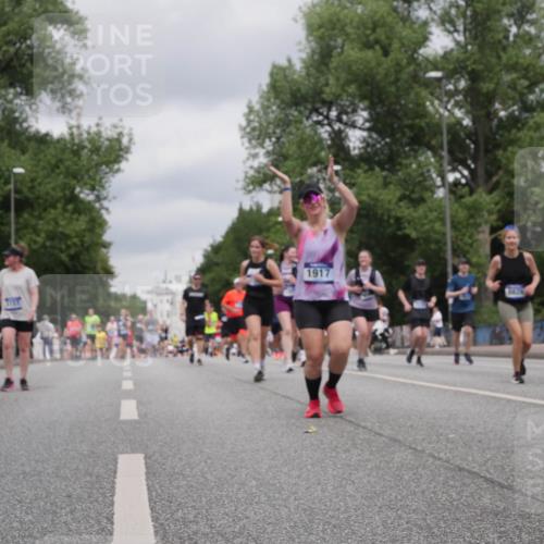 29.06.2025 - hella hamburg halbmarathon Luisa Fischer http://msf.ph/oto/8438527 29.06.2025 10:58:40 Kennedybrücke 1917, 3626, 1013, 1263, 1917, 2084, 2090, 2452, 3274, 3795, 5483, 6023, 7219, 7238, 8110, 8186, 8403, 8626 meine-sportfotos.de