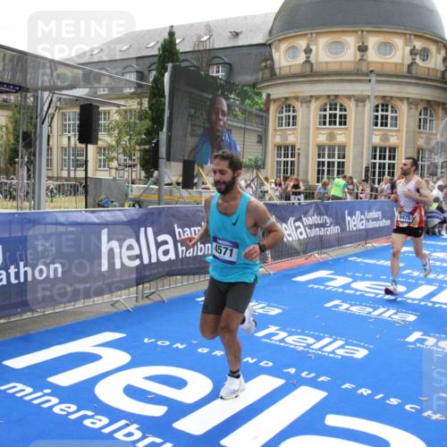29.06.2025 - hella hamburg halbmarathon Michael Strokosch http://msf.ph/oto/8438536 29.06.2025 10:22:28 Ziel 4571, 9475 meine-sportfotos.de