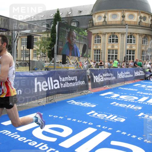 29.06.2025 - hella hamburg halbmarathon Michael Strokosch http://msf.ph/oto/8438577 29.06.2025 10:22:29 Ziel 4571, 9475 meine-sportfotos.de