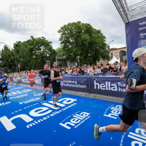 29.06.2025 - hella hamburg halbmarathon Zöllner http://msf.ph/oto/8438592 29.06.2025 10:55:28 Ziel 1130, 2252, 2771, 4189, 4951, 5287, 5319, 6591, 6938, 8487, 12526, 13234, 13236, 16213, 16609, 16985, 17603, 17940, 18290 meine-sportfotos.de