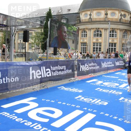 29.06.2025 - hella hamburg halbmarathon Michael Strokosch http://msf.ph/oto/8438614 29.06.2025 10:22:39 Ziel 2618, 3720 meine-sportfotos.de
