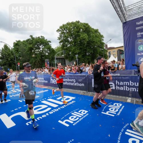 29.06.2025 - hella hamburg halbmarathon Zöllner http://msf.ph/oto/8438659 29.06.2025 10:55:29 Ziel 1130, 2252, 2771, 4189, 4951, 5287, 5319, 6591, 6938, 8487, 13234, 13236, 16213, 16334, 16609, 16985, 17603, 17940 meine-sportfotos.de