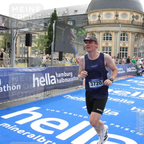 29.06.2025 - hella hamburg halbmarathon Michael Strokosch http://msf.ph/oto/8438669 29.06.2025 10:22:40 Ziel 2618, 3720 meine-sportfotos.de