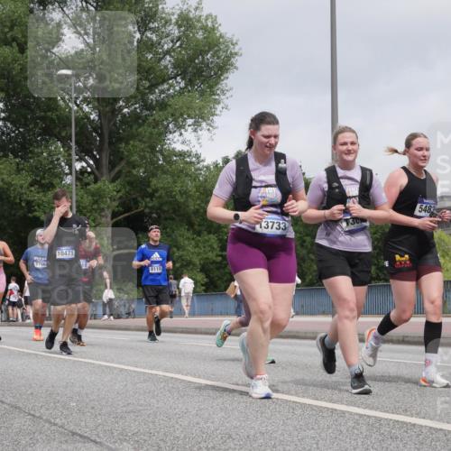 29.06.2025 - hella hamburg halbmarathon Luisa Fischer http://msf.ph/oto/8438678 29.06.2025 10:58:46 Kennedybrücke 5487, 11109, 7766, 10471, 19, 8110, 13733, 30, 5483, 7215, 1013, 2084, 5483, 5487, 6944, 7219, 7766, 8110, 8519, 8626, 10471 meine-sportfotos.de