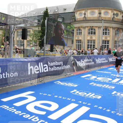 29.06.2025 - hella hamburg halbmarathon Michael Strokosch http://msf.ph/oto/8438690 29.06.2025 10:22:44 Ziel 2618, 18897 meine-sportfotos.de