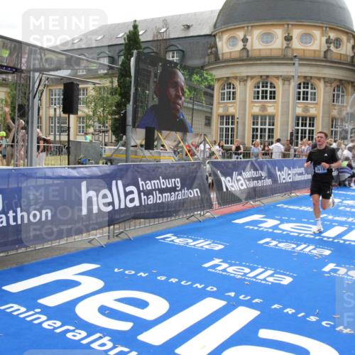 29.06.2025 - hella hamburg halbmarathon Michael Strokosch http://msf.ph/oto/8438703 29.06.2025 10:22:44 Ziel 2618, 18897 meine-sportfotos.de