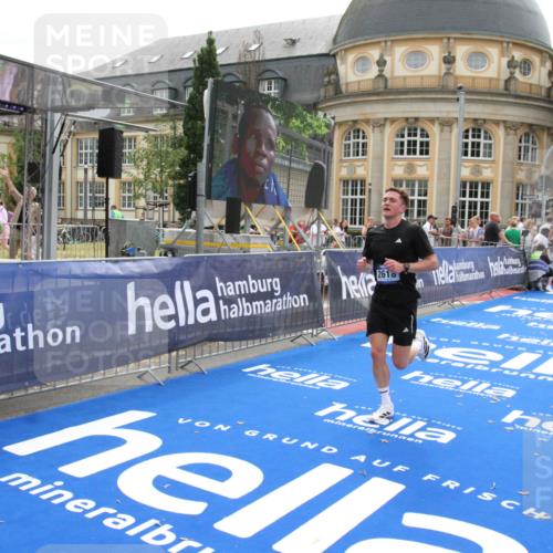 29.06.2025 - hella hamburg halbmarathon Michael Strokosch http://msf.ph/oto/8438727 29.06.2025 10:22:45 Ziel 2618, 18897 meine-sportfotos.de