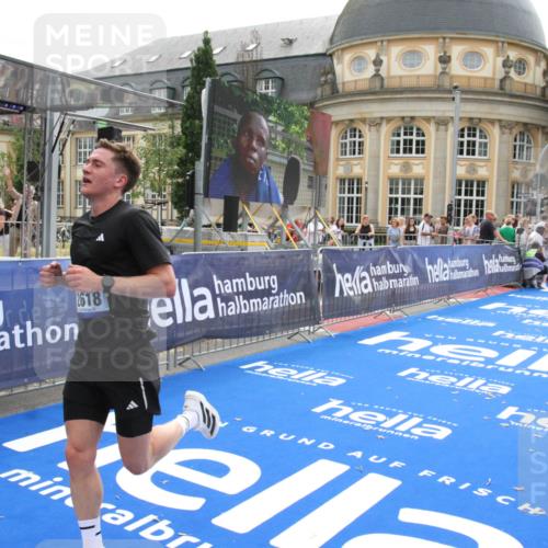 29.06.2025 - hella hamburg halbmarathon Michael Strokosch http://msf.ph/oto/8438755 29.06.2025 10:22:45 Ziel 2618, 18897 meine-sportfotos.de