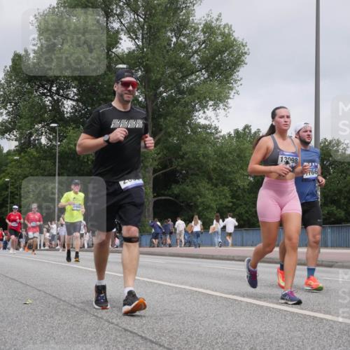 29.06.2025 - hella hamburg halbmarathon Luisa Fischer http://msf.ph/oto/8438757 29.06.2025 10:58:50 Kennedybrücke 77, 7680, 9857, 6944, 13998, 766, 1013, 2084, 3577, 5487, 6944, 7766, 8110, 8519, 9857, 10471 meine-sportfotos.de