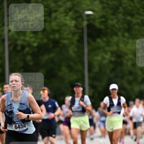 29.06.2025 - hella hamburg halbmarathon Dr. Thomas Lammeyer http://msf.ph/oto/8438758 29.06.2025 10:56:22 Kennedybrücke 1418, 1997, 3934, 4087, 4273, 4878, 5062, 5291, 5394, 5534, 6456, 6885, 6954, 6961, 7691, 7770, 7771, 7841, 8040, 8672, 9068, 9070, 9220, 9460, 9462, 9582, 9583, 9590, 9594, 9673, 10342, 10496, 10830, 10928, 11126, 11127, 11375 meine-sportfotos.de