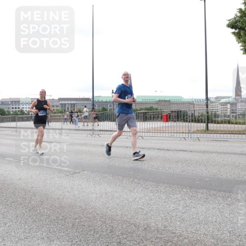 29.06.2025 - hella hamburg halbmarathon Lena Gebhardt http://msf.ph/oto/8438784 29.06.2025 10:29:05 Lombardsbrücke 15453, 15452, 416, 1230, 1518, 1557, 1869, 2688, 3179, 3717, 4161, 4362, 4373, 4700, 4834, 4982, 5167, 5249, 5250, 6102, 6345, 7169, 7449, 8048, 8560, 8812, 9642, 9716, 10068, 10198, 10641, 10808, 11792, 11803, 11989, 12099, 12404, 12442, 12958, 13090, 14205, 15143, 15256, 15452, 15453, 15952, 15955, 16643, 16673, 16676, 18414 meine-sportfotos.de
