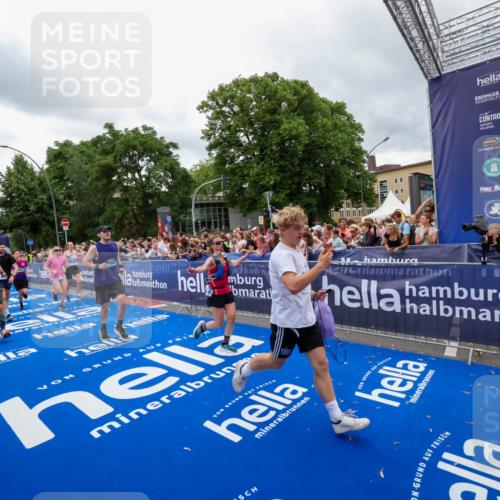 29.06.2025 - hella hamburg halbmarathon Zöllner http://msf.ph/oto/8438797 29.06.2025 10:55:31 Ziel 1130, 2252, 2771, 4951, 5287, 5319, 6591, 6938, 12584, 13234, 13267, 14036, 14592, 16213, 16334, 16609, 17603, 17940 meine-sportfotos.de