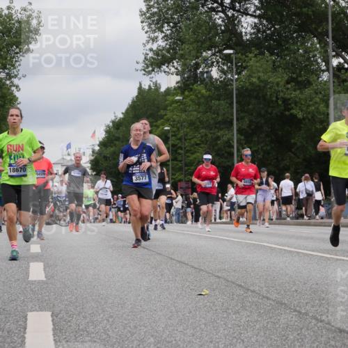 29.06.2025 - hella hamburg halbmarathon Luisa Fischer http://msf.ph/oto/8438803 29.06.2025 10:58:52 Kennedybrücke 2244, 258, 18670, 15160, 5029, 21, 898, 21, 898, 3577, 392, 357, 9858, 6944, 2084, 3257, 3577, 5487, 6944, 7680, 7766, 8110, 8519, 9857, 9858, 10471 meine-sportfotos.de