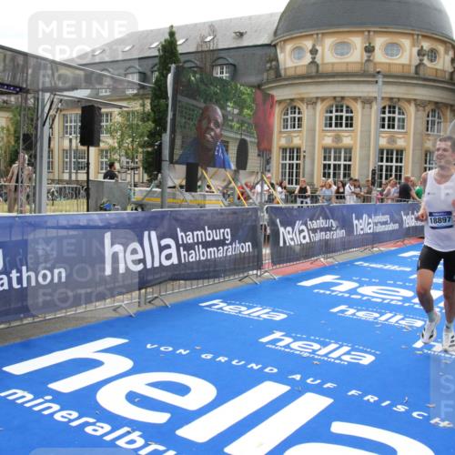 29.06.2025 - hella hamburg halbmarathon Michael Strokosch http://msf.ph/oto/8438835 29.06.2025 10:22:48 Ziel 18897 meine-sportfotos.de
