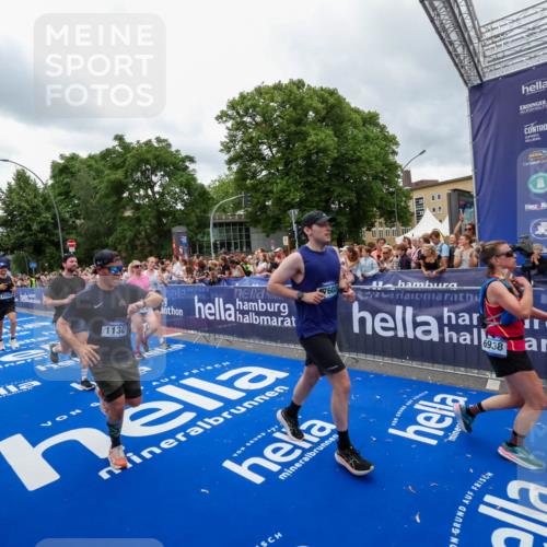 29.06.2025 - hella hamburg halbmarathon Zöllner http://msf.ph/oto/8438845 29.06.2025 10:55:32 Ziel 1130, 2252, 2771, 4951, 5319, 6591, 6938, 11554, 12544, 12584, 13234, 13267, 14036, 14592, 16213, 16334, 16609, 17603, 17940 meine-sportfotos.de