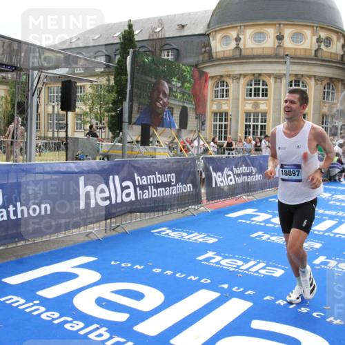 29.06.2025 - hella hamburg halbmarathon Michael Strokosch http://msf.ph/oto/8438852 29.06.2025 10:22:48 Ziel 18897 meine-sportfotos.de