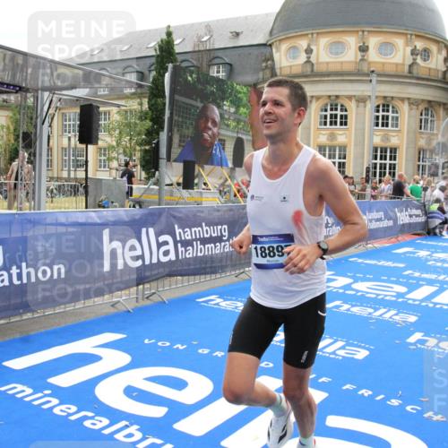 29.06.2025 - hella hamburg halbmarathon Michael Strokosch http://msf.ph/oto/8438865 29.06.2025 10:22:49 Ziel 18897 meine-sportfotos.de