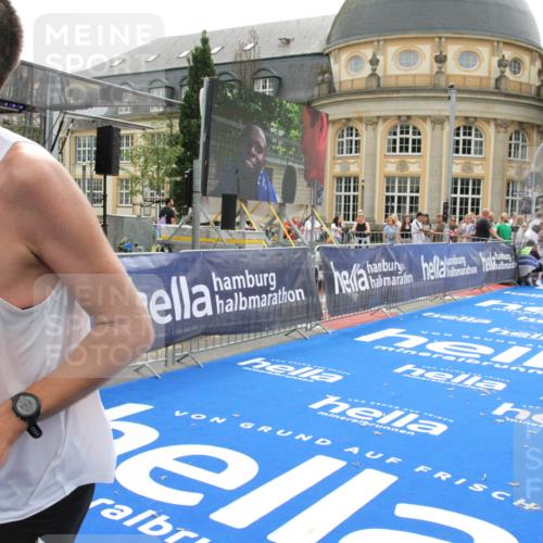 29.06.2025 - hella hamburg halbmarathon Michael Strokosch http://msf.ph/oto/8438878 29.06.2025 10:22:49 Ziel 18897 meine-sportfotos.de