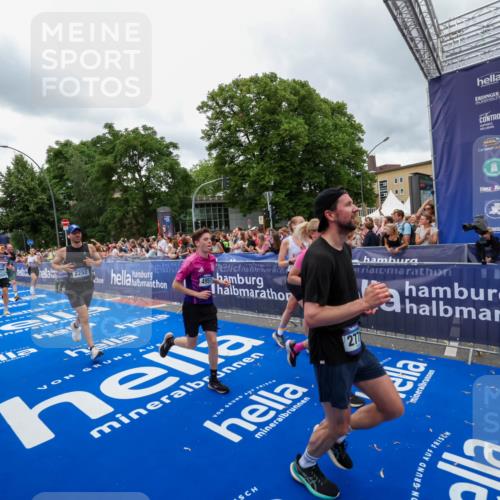 29.06.2025 - hella hamburg halbmarathon Zöllner http://msf.ph/oto/8438917 29.06.2025 10:55:33 Ziel 1130, 2252, 2771, 4951, 5319, 6591, 6938, 8573, 11554, 12544, 12584, 13234, 13267, 14036, 14592, 16213, 16334, 16609, 17603 meine-sportfotos.de