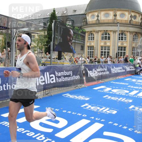 29.06.2025 - hella hamburg halbmarathon Michael Strokosch http://msf.ph/oto/8439048 29.06.2025 10:22:58 Ziel 11624, 16548, 18328 meine-sportfotos.de