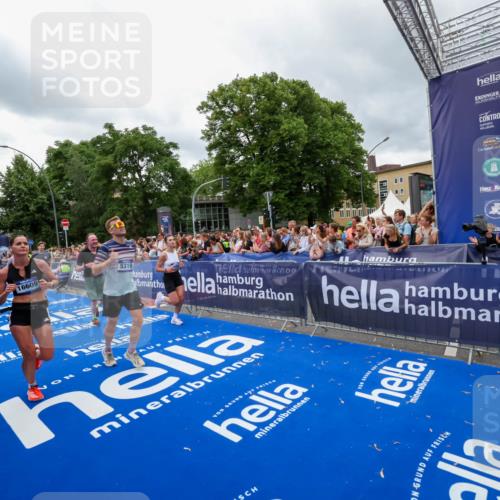 29.06.2025 - hella hamburg halbmarathon Zöllner http://msf.ph/oto/8439061 29.06.2025 10:55:36 Ziel 2982, 3037, 5319, 6591, 8573, 11554, 11568, 12196, 12544, 12584, 13267, 14036, 14592, 16110, 16334, 16609, 17615 meine-sportfotos.de