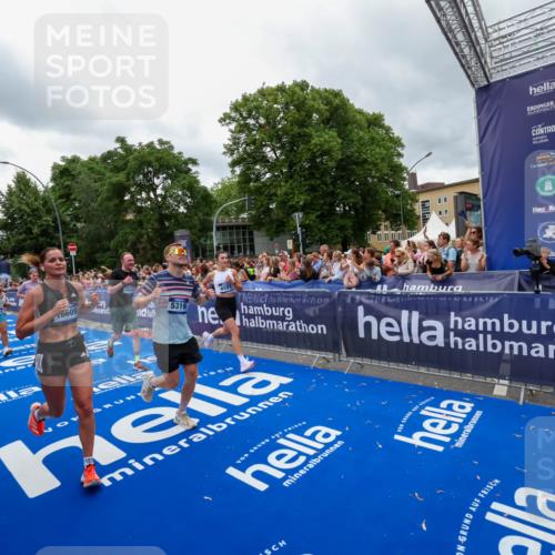29.06.2025 - hella hamburg halbmarathon Zöllner http://msf.ph/oto/8439077 29.06.2025 10:55:36 Ziel 2982, 3037, 5319, 6591, 8573, 11554, 11568, 12196, 12544, 12584, 13267, 14036, 14592, 16110, 16334, 16609, 17615 meine-sportfotos.de