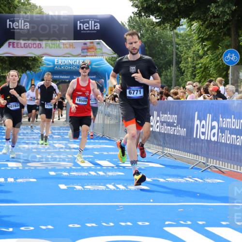29.06.2025 - hella hamburg halbmarathon Strokosch-Dieckow http://msf.ph/oto/8439113 29.06.2025 10:41:23 Ziel 1570, 2579, 2797, 3204, 4303, 4893, 5987, 6771, 7432, 7774, 7796, 10783, 12588, 13876, 14555, 16816, 17159, 17882, 18412, 18509, 18573, 18764 meine-sportfotos.de