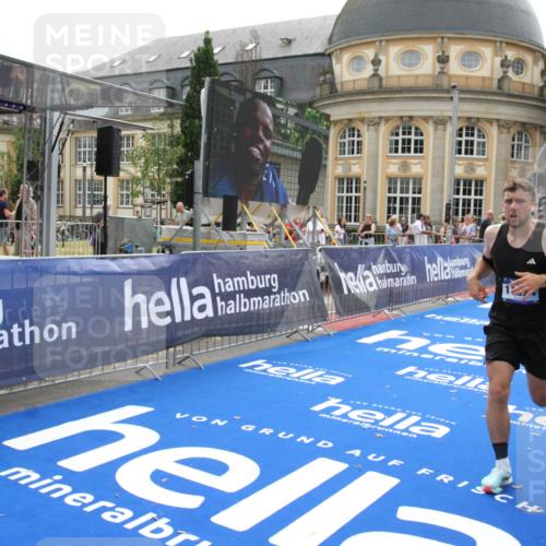 29.06.2025 - hella hamburg halbmarathon Michael Strokosch http://msf.ph/oto/8439125 29.06.2025 10:23:00 Ziel 4128, 11624, 16548, 18328 meine-sportfotos.de