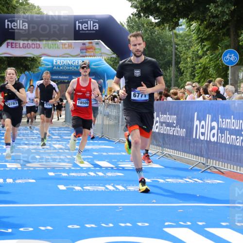 29.06.2025 - hella hamburg halbmarathon Strokosch-Dieckow http://msf.ph/oto/8439139 29.06.2025 10:41:23 Ziel 1570, 2579, 2797, 3204, 4303, 4893, 5987, 6771, 7432, 7774, 7796, 10783, 12588, 13876, 14555, 16816, 17159, 17882, 18412, 18509, 18573, 18764 meine-sportfotos.de