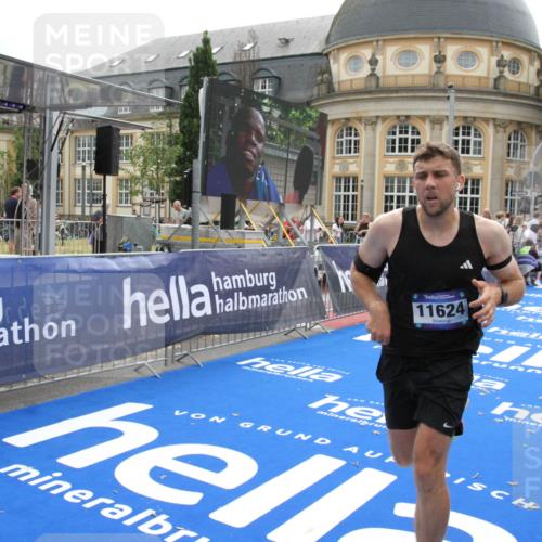 29.06.2025 - hella hamburg halbmarathon Michael Strokosch http://msf.ph/oto/8439143 29.06.2025 10:23:01 Ziel 4128, 11624, 18328 meine-sportfotos.de