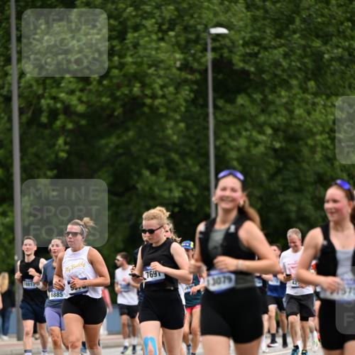 29.06.2025 - hella hamburg halbmarathon Dr. Thomas Lammeyer http://msf.ph/oto/8439170 29.06.2025 10:56:28 Kennedybrücke 1978, 1997, 3934, 4087, 4273, 4815, 5291, 5394, 5534, 6406, 6456, 6885, 6961, 7691, 7841, 8194, 8196, 8672, 9068, 9070, 9220, 9460, 9462, 9582, 9583, 9590, 9594, 9673, 9730, 10296, 10342, 10496, 10830, 10928, 11084, 11126, 11127, 11375 meine-sportfotos.de