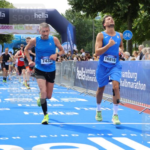29.06.2025 - hella hamburg halbmarathon Strokosch-Dieckow http://msf.ph/oto/8439202 29.06.2025 10:41:22 Ziel 1570, 2797, 3204, 4303, 4893, 5987, 6771, 7432, 7774, 7796, 10783, 13876, 14555, 16816, 17159, 17882, 18412, 18509, 18573, 18764 meine-sportfotos.de