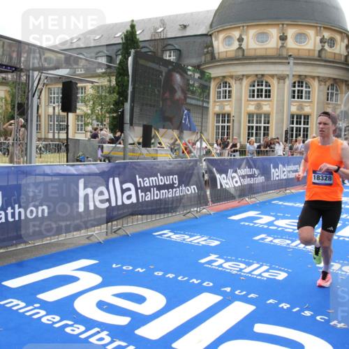 29.06.2025 - hella hamburg halbmarathon Michael Strokosch http://msf.ph/oto/8439219 29.06.2025 10:23:04 Ziel 4128, 7862, 18328 meine-sportfotos.de