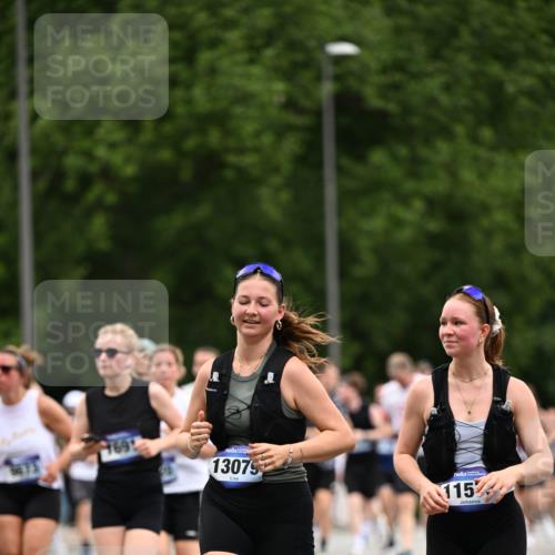 29.06.2025 - hella hamburg halbmarathon Dr. Thomas Lammeyer http://msf.ph/oto/8439227 29.06.2025 10:56:28 Kennedybrücke 1978, 1997, 3934, 4087, 4273, 4815, 5291, 5394, 5534, 6406, 6456, 6885, 6961, 7691, 7841, 8194, 8196, 8672, 9068, 9070, 9220, 9460, 9462, 9582, 9583, 9590, 9594, 9673, 9730, 10296, 10342, 10496, 10830, 10928, 11084, 11126, 11127, 11375 meine-sportfotos.de
