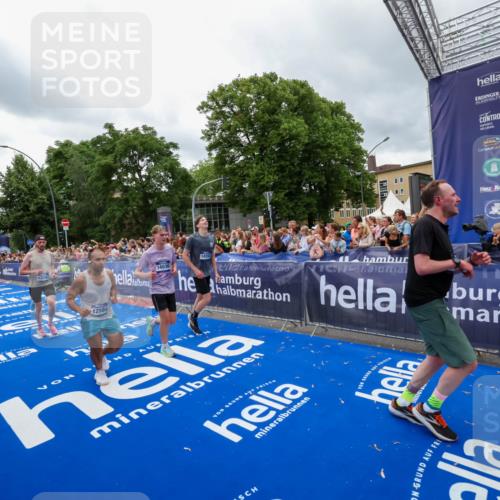 29.06.2025 - hella hamburg halbmarathon Zöllner http://msf.ph/oto/8439234 29.06.2025 10:55:38 Ziel 1120, 2955, 2982, 3037, 8573, 11039, 11554, 11568, 12196, 12515, 12544, 12584, 13267, 14036, 14592, 15896, 16110, 16334, 17615, 18064 meine-sportfotos.de