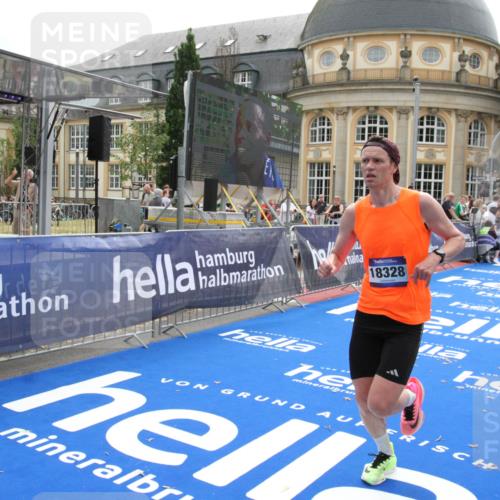 29.06.2025 - hella hamburg halbmarathon Michael Strokosch http://msf.ph/oto/8439237 29.06.2025 10:23:04 Ziel 4128, 7862, 18328 meine-sportfotos.de