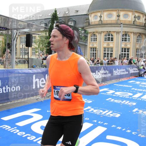 29.06.2025 - hella hamburg halbmarathon Michael Strokosch http://msf.ph/oto/8439252 29.06.2025 10:23:05 Ziel 4128, 7862, 18328 meine-sportfotos.de