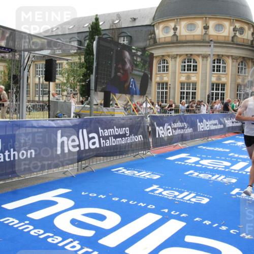 29.06.2025 - hella hamburg halbmarathon Michael Strokosch http://msf.ph/oto/8439301 29.06.2025 10:23:07 Ziel 4128, 7862, 18930 meine-sportfotos.de
