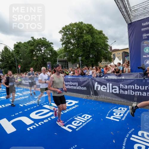29.06.2025 - hella hamburg halbmarathon Zöllner http://msf.ph/oto/8439311 29.06.2025 10:55:39 Ziel 1120, 2955, 2982, 3037, 4897, 8573, 11039, 11554, 11568, 12196, 12515, 12544, 12584, 13267, 14036, 14592, 15896, 16110, 17615, 18064 meine-sportfotos.de