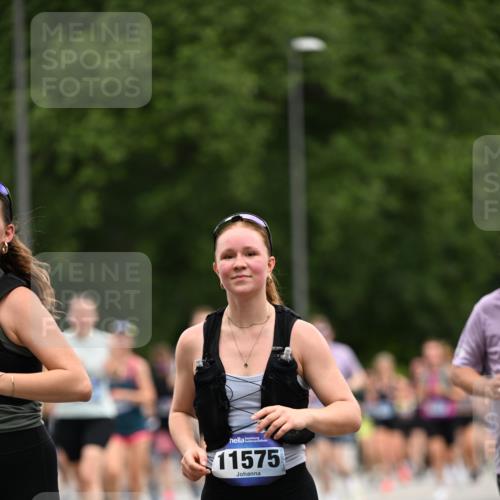 29.06.2025 - hella hamburg halbmarathon Dr. Thomas Lammeyer http://msf.ph/oto/8439315 29.06.2025 10:56:30 Kennedybrücke 1978, 1997, 3140, 3934, 4087, 4273, 4815, 5291, 5534, 6406, 6456, 6885, 6961, 6985, 7691, 7841, 8194, 8196, 8672, 9068, 9070, 9220, 9460, 9582, 9583, 9590, 9594, 9673, 9730, 10296, 10342, 10496, 10928, 11084, 11126, 11127, 11375 meine-sportfotos.de