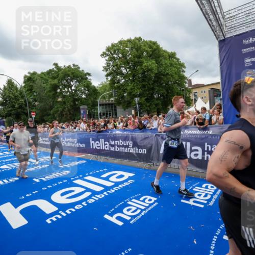 29.06.2025 - hella hamburg halbmarathon Zöllner http://msf.ph/oto/8439380 29.06.2025 10:55:41 Ziel 1120, 1143, 1834, 2955, 2982, 3037, 4897, 8255, 8573, 8618, 10212, 11039, 11554, 11568, 12196, 12515, 12544, 14909, 15896, 16110, 17615, 18064 meine-sportfotos.de