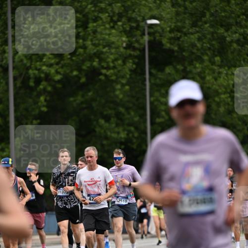 29.06.2025 - hella hamburg halbmarathon Dr. Thomas Lammeyer http://msf.ph/oto/8439381 29.06.2025 10:56:31 Kennedybrücke 1978, 1997, 3140, 3934, 4087, 4273, 4815, 5291, 5534, 6406, 6456, 6885, 6961, 6985, 7691, 7841, 8194, 8196, 8672, 9068, 9070, 9220, 9460, 9582, 9583, 9590, 9594, 9673, 9730, 10296, 10342, 10496, 10928, 11084, 11126, 11127, 11375 meine-sportfotos.de