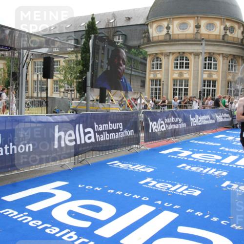 29.06.2025 - hella hamburg halbmarathon Michael Strokosch http://msf.ph/oto/8439386 29.06.2025 10:23:10 Ziel 7862, 18930 meine-sportfotos.de