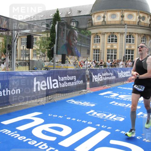 29.06.2025 - hella hamburg halbmarathon Michael Strokosch http://msf.ph/oto/8439398 29.06.2025 10:23:10 Ziel 7862, 18930 meine-sportfotos.de